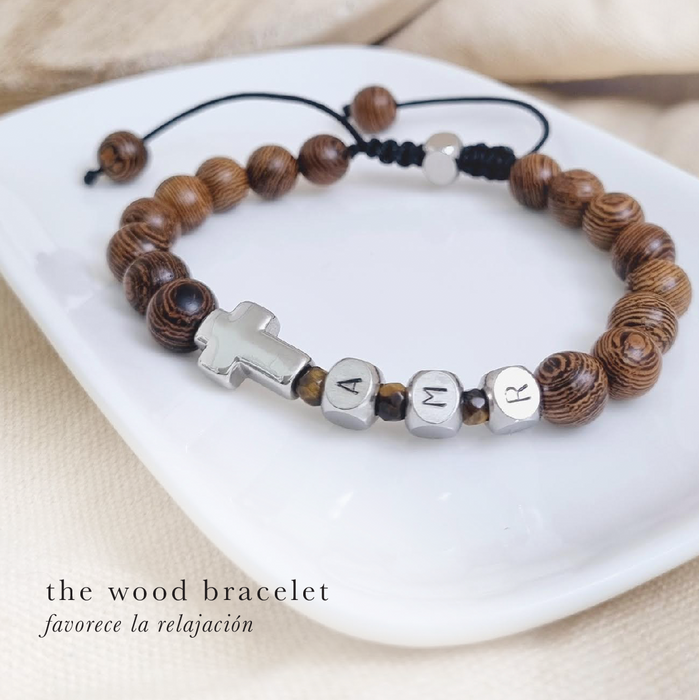 the wood bracelet - personalízalas con cruz e iniciales