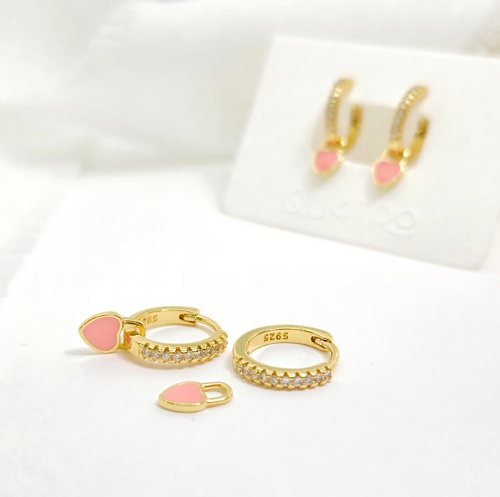 aretes huggie corazón colgante coral – plata 925